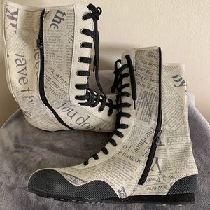 DIVERSE Outdo Newspaper Suede Leather Midcalf Boot